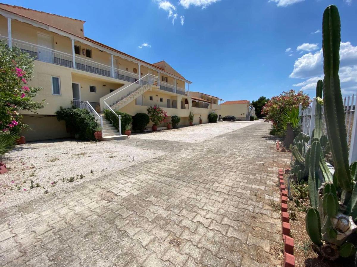 ארמיוני Leonidas Resort מראה חיצוני תמונה